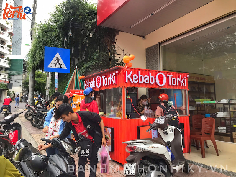 mot-diem-ban-ket-hop-banh-mi-kebab-thu-hut-da-dang-khach-hang-ghe-mua