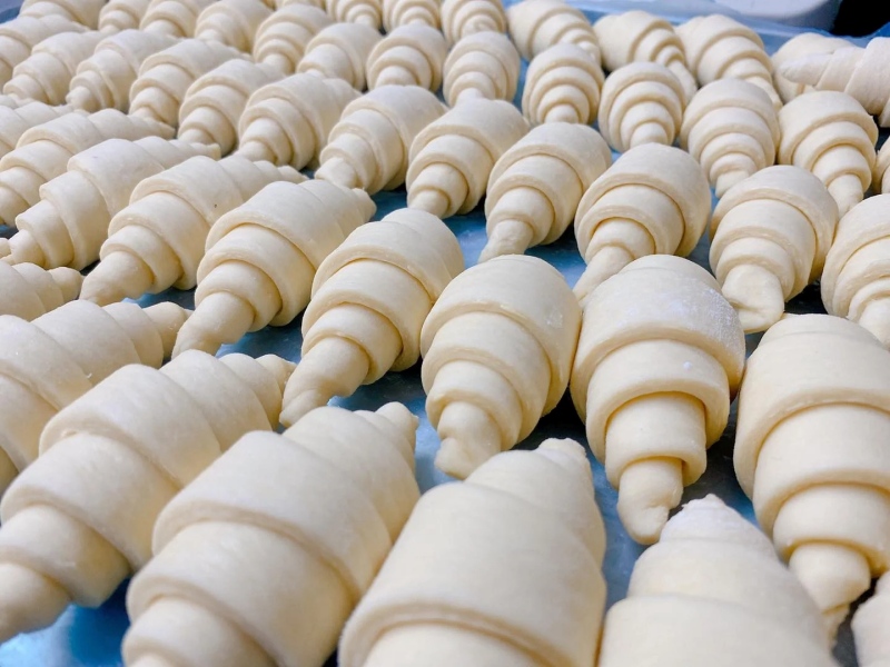 Quy trình chế biến croissant: Từ nguyên liệu đến thành phẩm hoàn hảo