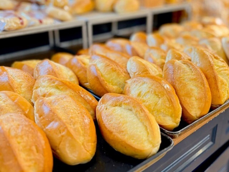 Hướng dẫn làm bánh mì bơ pháp ruột mềm, giòn thơm tại nhà