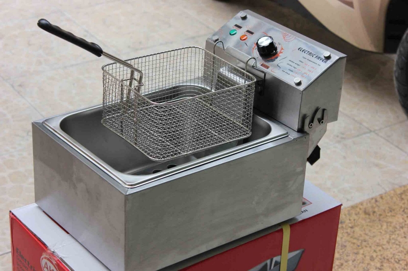 Những đặc điểm cần thiết của một máy chiên gà chất lượng 