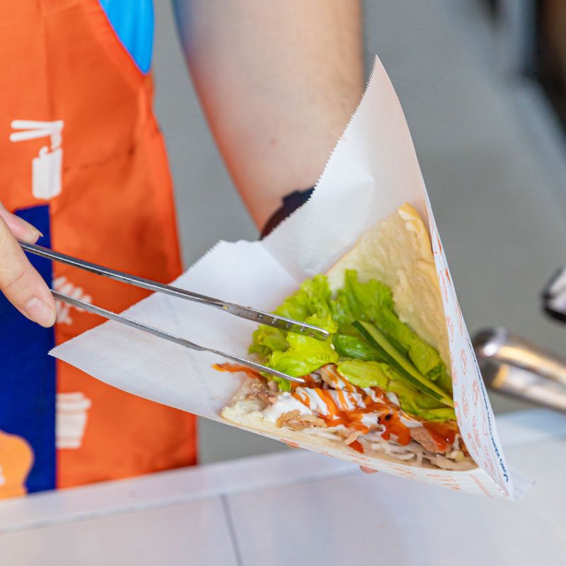 Thưởng thức bánh mì Kebab Torki Food với nước sốt thần thánh có 1-0-2