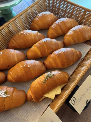 Shio Pan (塩パン) là loại bánh mì bơ muối có nguồn gốc từ Nhật Bản