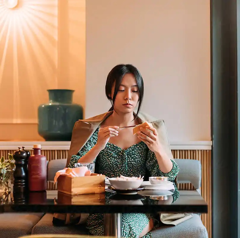 Đi ăn một mình trở thành xu hướng mới ở giới trẻ