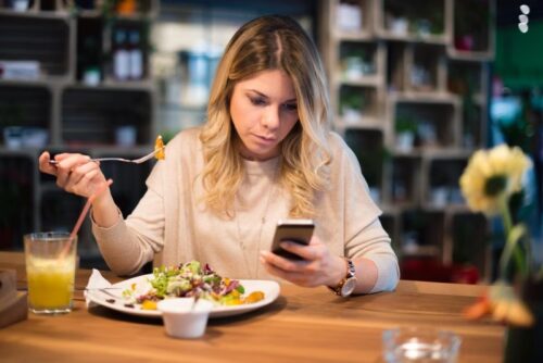 Đi ăn một mình trở thành xu hướng mới ở giới trẻ