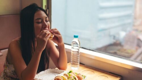 Đi ăn một mình trở thành xu hướng mới ở giới trẻ