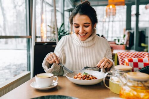 Đi ăn một mình trở thành xu hướng mới ở giới trẻ