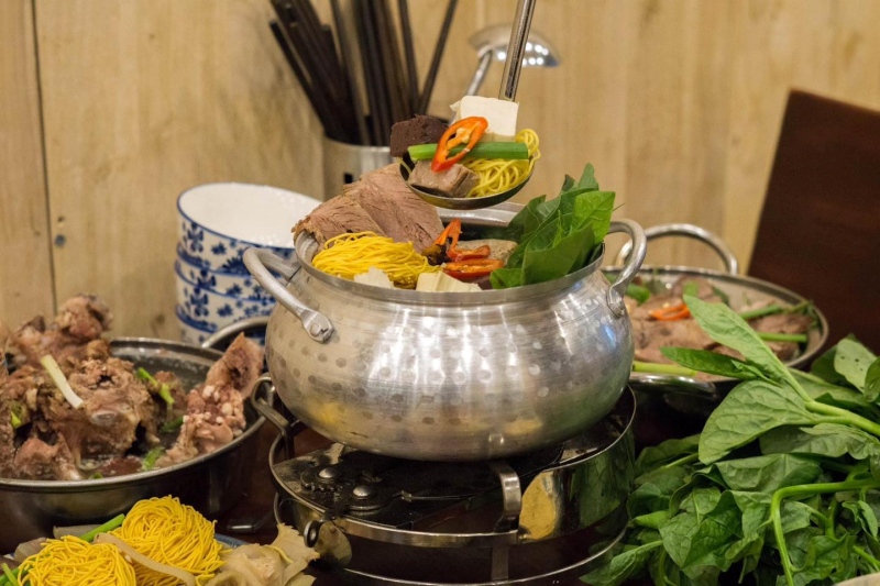 Lẩu bò nhà gỗ Sài Gòn