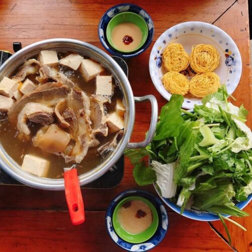 Review chi tiết lẩu bò Nhà Gỗ tại Sài Gòn