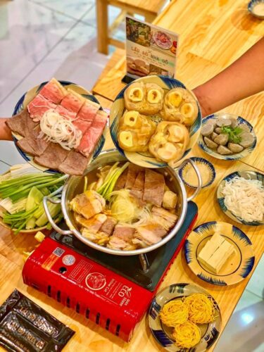 Review chi tiết lẩu bò Nhà Gỗ tại Sài Gòn