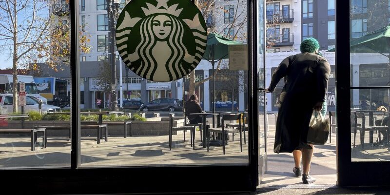 starbucks-1 Chiến lược tái cấu trúc chuỗi cung ứng của Starbucks tại Mỹ