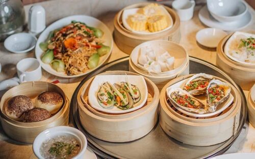 Không gian quán, dịch vụ và trải nghiệm ẩm thực tại Bánh cuốn Quảng Đông