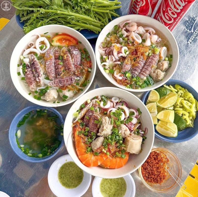 Các loại topping và gia vị tạo điểm nhấn cho món ăn