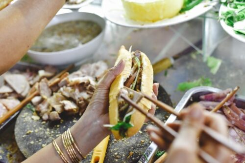 Bánh mì Bà Bứa: Tiện lợi, độc đáo với bánh mì xôi