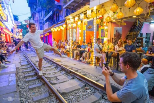 Trải nghiệm an toàn và cảnh báo khi khám phá phố cà phê đường tàu