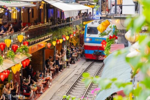 Trải nghiệm an toàn và cảnh báo khi khám phá phố cà phê đường tàu