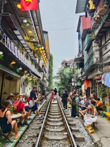 Các quán cà phê tiêu biểu quanh đường tàu