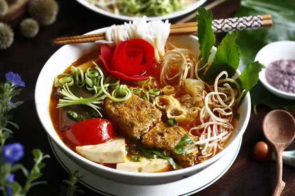 trình bày món bún riêu cua đồng