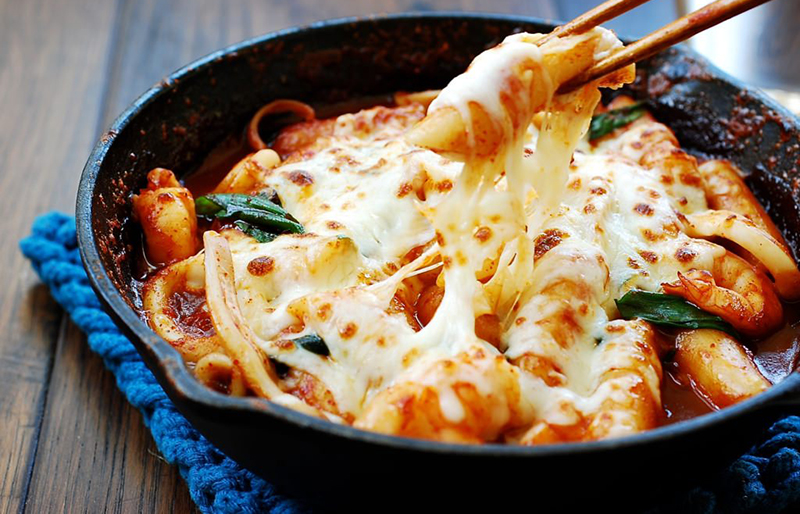 cách làm tokbokki phô mai tại nhà