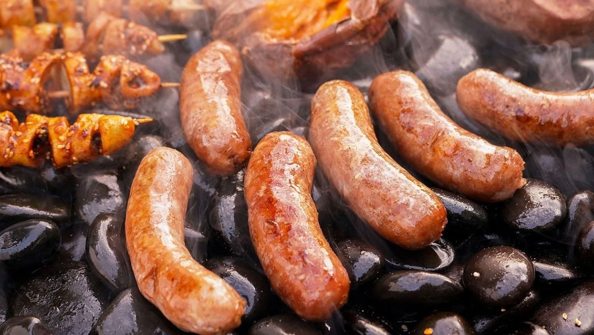 làm xúc xích nướng đá tại nhà